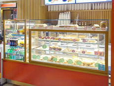 Custom Italia 2: deli / pastry with glass top and matching Muro H11 Grab & Go